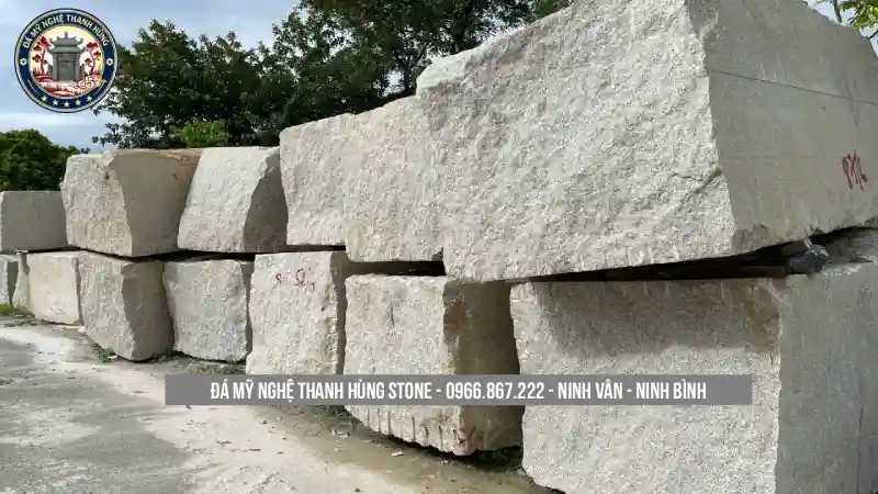 Trong đó, đá tự nhiên nguyên khối luôn có giá cao hơn nhưng đảm bảo độ bền và tính thẩm mỹ lâu dài.