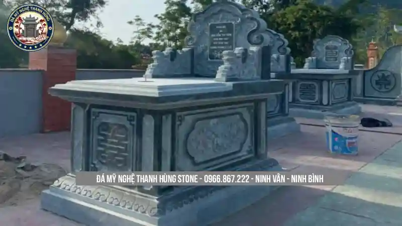 Đây là mẫu mộ truyền thống, được sử dụng phổ biến trong các khu lăng mộ gia đình và dòng họ.